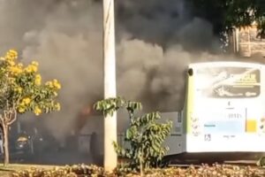 Um ônibus do transporte coletivo pegou fogo na manhã desta quarta-feira (27). O caso ocorreu no Setor Vila Mutirão, em Goiânia. (Foto: reprodução)