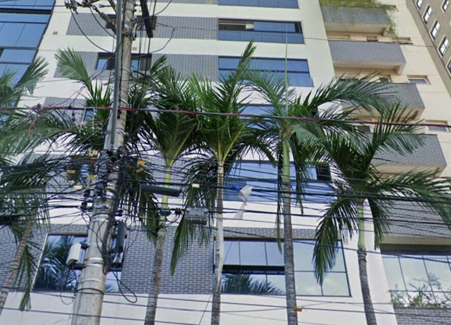 O corpo de um adolescente de 17 anos foi encontrado em um duto de ventilação de um prédio situado no Setor Marista, em Goiânia. (Foto: reprodução/Google Street View)