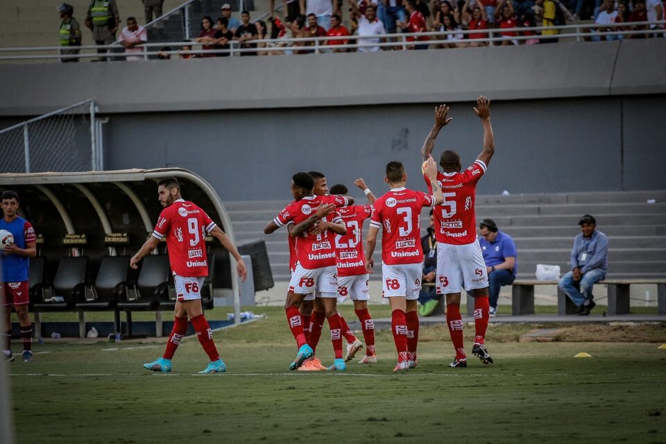 Jogadores do Vila Nova comemoram gol no Serra Dourada