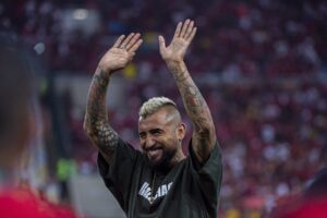 Vidal faz saudação para a torcida do Flamengo no Maracanã