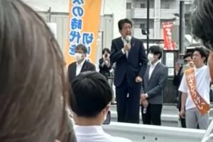 Shinzo Abe foi baleado e morto durante comício no Japão. Arma artesanal foi apreendida (Foto: reprodução/redes sociais)