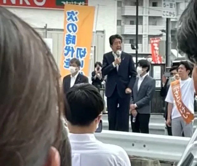 Shinzo Abe foi baleado e morto durante comício no Japão. Arma artesanal foi apreendida (Foto: reprodução/redes sociais)