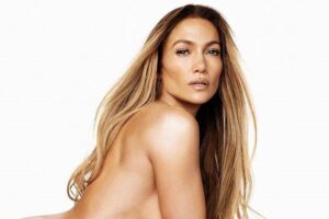 Ela diz que a mulher pode se sentir sexy em qualquer idade. Jennifer Lopez tira a roupa para lançar linha de produtos para o corpo