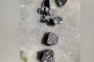 Um meteorito caiu e danificou o telhado da casa de um morador da zona rural de Portelândia, no sudoeste de Goiás. Caso aconteceu na manhã do último domingo (17) e assustou o morador. Um vídeo mostra o estrago que o meteorito fez no telhado, no forro e no chão da casa.