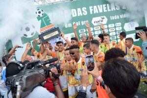 Jogadores comemoram o título da Taça das Favelas
