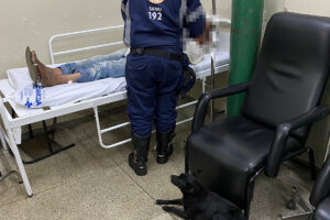 Um cachorro seguiu uma ambulância até o hospital e esperou seu dono passar por atendimento médico, em Aparecida de Goiânia. O caso aconteceu por volta das 23h30 da última terça-feira (19), no Setor Vila Maria, e comoveu a equipe do Serviço de Atendimento Móvel de Urgência (Samu).