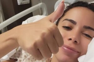 No hospital, Anitta conta que se prepara para cirurgia de tratamento da endometriose: 'Assim que meu corpo estiver pronto'