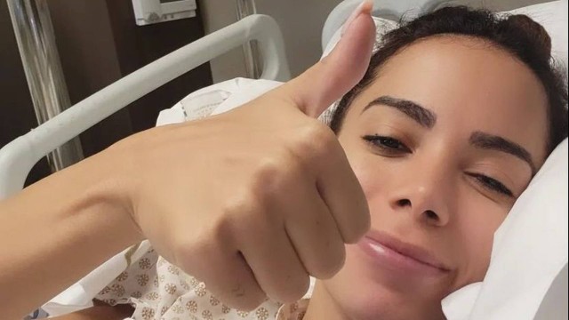 No hospital, Anitta conta que se prepara para cirurgia de tratamento da endometriose: 'Assim que meu corpo estiver pronto'