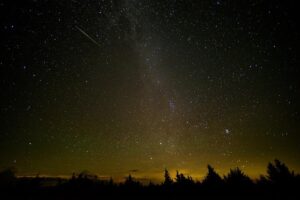 A última chuva de meteoros do ano tem pico esta noite; veja como assistir (Foto: Pixabay - Reprodução)