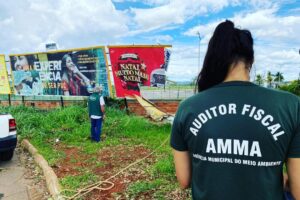 Auditores fiscais da Amma recolhem cerca de 160 outdoors, cartazes, placas e banners irregulares por dia em Goiânia. (Foto: divulgação)