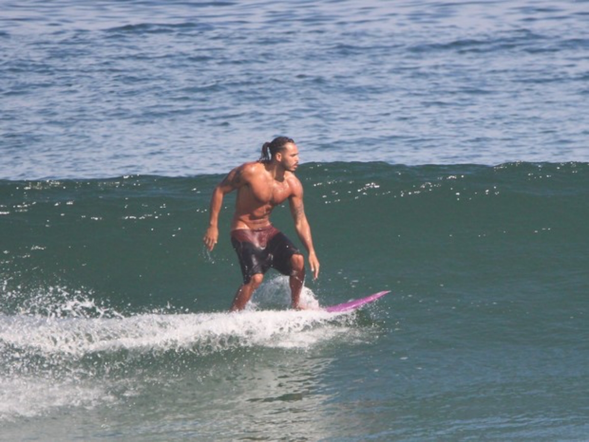 Enzo Romani surfa em praia do Rio de Janeiro