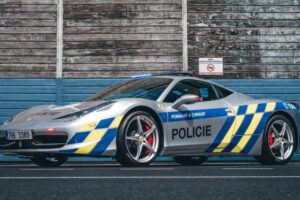 Ferrari apreendida com criminosos é transformada em viatura policial na República Tcheca