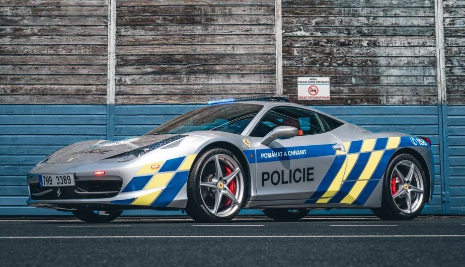 Ferrari apreendida com criminosos é transformada em viatura policial na República Tcheca