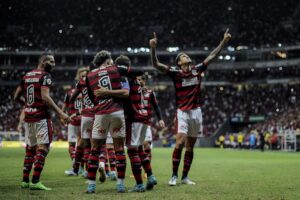 Jogadores do Flamengo comemoram gol contra o Juventude