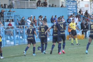 Jogadores da Aparecidense durante jogo pela Série C