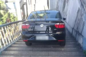 Motorista de aplicativo desce com carro por escadaria de hospital no Rio de Janeiro