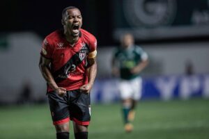 Marlon Freitas comemorando gol contra o Goiás na Serrinha