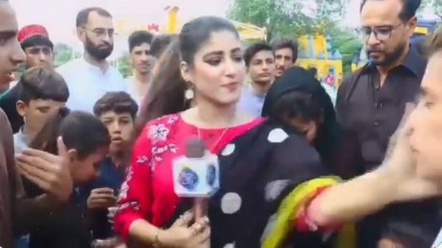 Maira Hashmi disse que o jovem estava intimidando uma família. Jornalista dá tapa em adolescente ao vivo na TV paquistanesa; assista