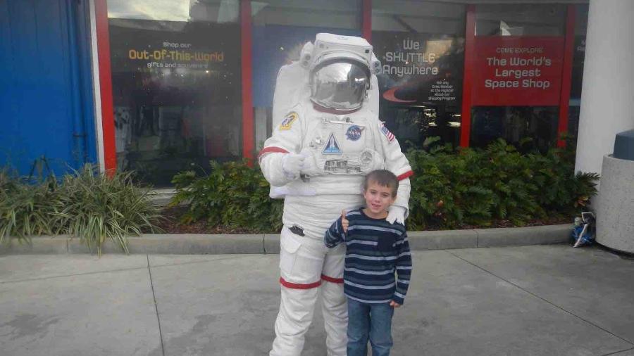 Uma família dos Estados Unidos faz vaquinha para levar as cinzas do filho, Matthew, à lua. A criança morreu aos 11 anos de idade, em maio. (Foto: divulgação)