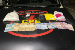 Cocaína e dinheiro encontrado na casa de suspeito. (Foto: Cpe)