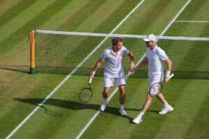 Bruno Soares (E) ao lado do britânico Jamie Murray (D) em Wimbledon