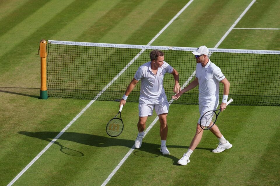Bruno Soares (E) ao lado do britânico Jamie Murray (D) em Wimbledon