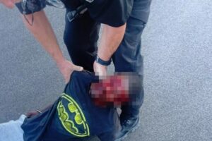 Polícia invade casa e bate em homem negro que não parou no sinal vermelho nos EUA