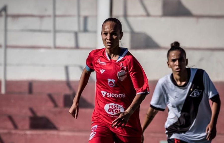 Samara em jogo pelo Vila Nova no Brasileiro Feminino