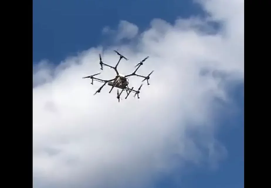 Imagens que circuam nas redes sociais mostram drone sobrevoando o local (Foto: Redes sociais)