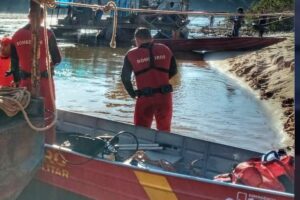 Bombeiros resgatam bebê e mais sete pessoas em canoa que virou no Araguaia (Foto ilustrativa: Bombeiros de Goiás)