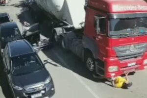 Homem é jogado embaixo de caminhão após esbarrar em carro no Rio de Janeiro