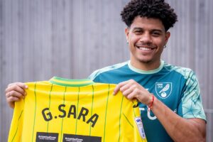 Gabriel Sara com a camisa do Norwich City