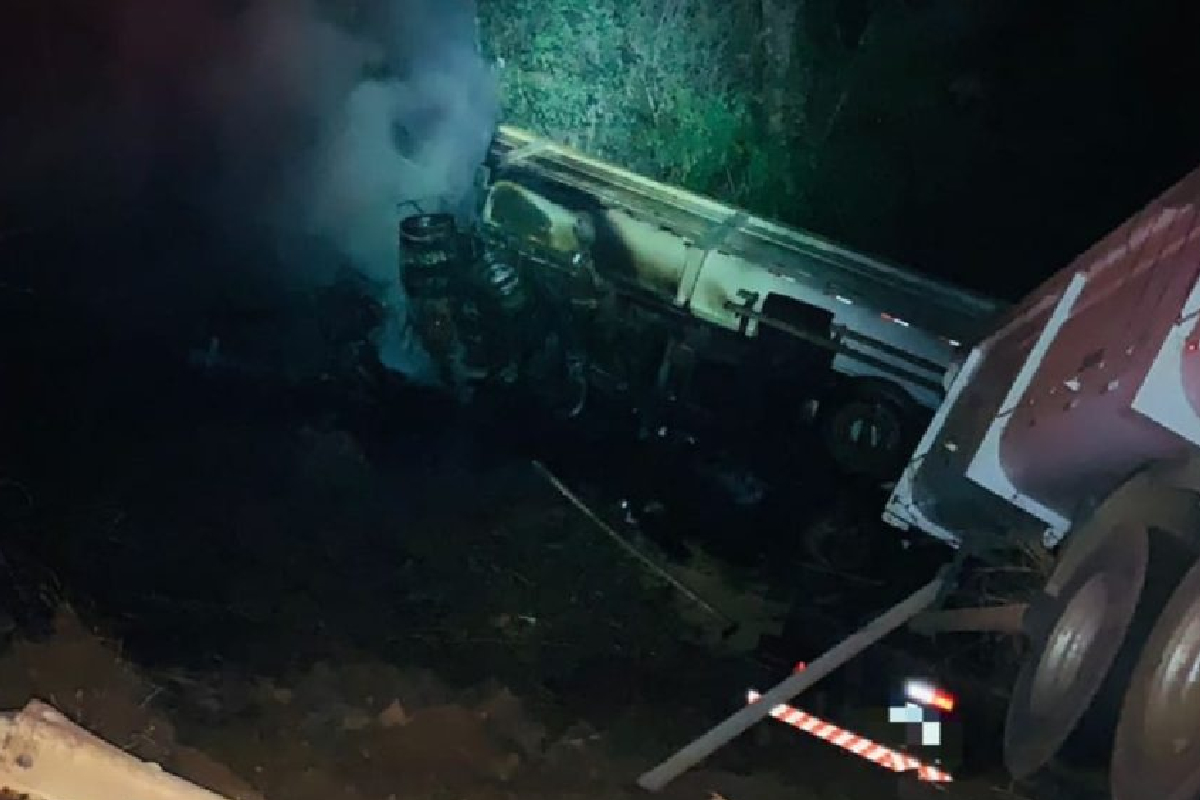 Caminhão bitrem caiu em uma valeta de aproximadamente 7 metros de profundidade, às margens da rodovia (Foto: Divulgação - Bombeiros)