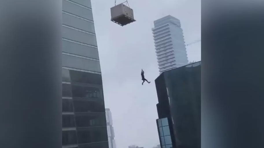 Operário fica pendurado em guindaste a 100 metros de altura em Toronto, no Canadá