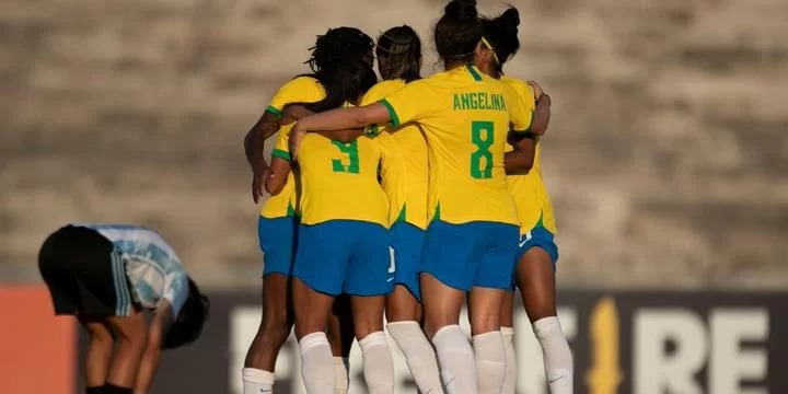 Seleção feminina goleia Argentina