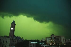 Tempestade deixa céu verde e chama atenção de moradores da Dakota do Sul, nos EUA (Foto: Redes sociais)