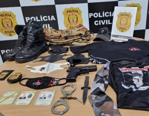 Polícia apreende arma, distintivos e uniformes falsos com 'Don Juan' que fingia ser PM no DF