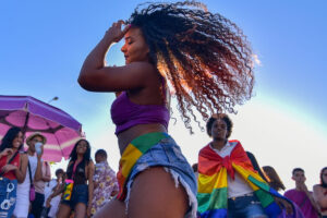 Parada do Orgulho LGBTQIAPN+ de Goiânia será no domingo com tema "Transfobia Mata"