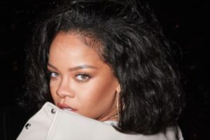 Rihanna faz 1ª aparição pública após o nascimento do filho; vídeos