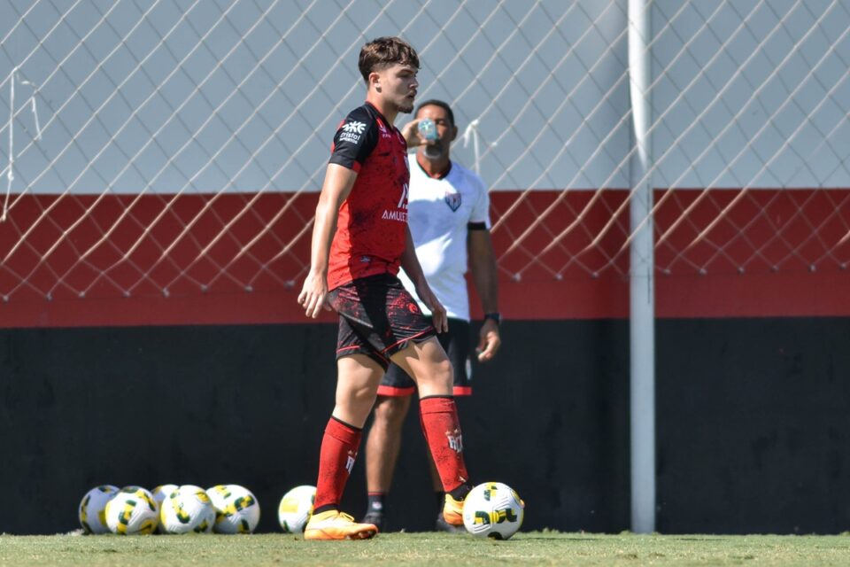 Gabriel Noga em atividade no Atlético Goianiense