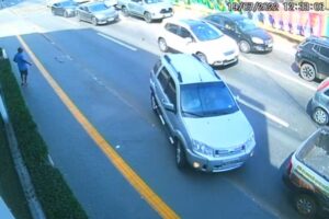 Câmera registra momento em que carro invade restaurante, em Goiânia (Foto: Reprodução)