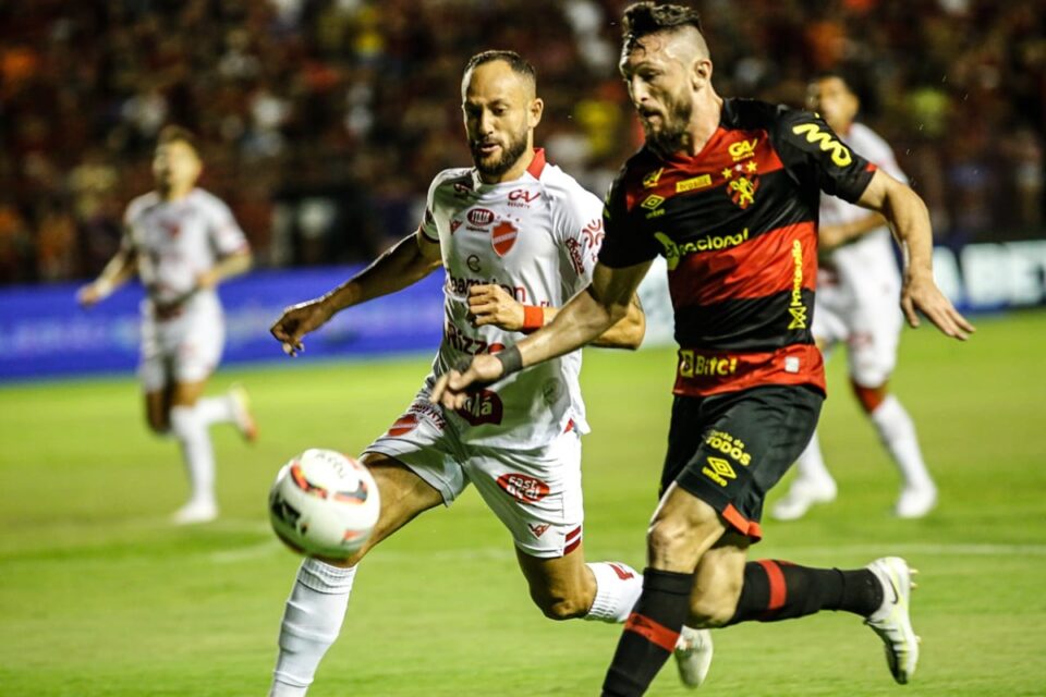 Diego Tavares disputa bola com jogador do Sport