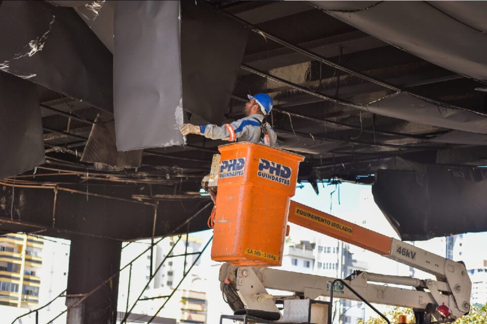 Equipe da Seinfra inicia remoção das placas de ACM do Viaduto João Alves de Queiroz, na Avenida T-63, após incêndio