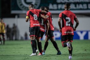 Jogadores do Atlético Goianiense comemoram gol contra o Goiás