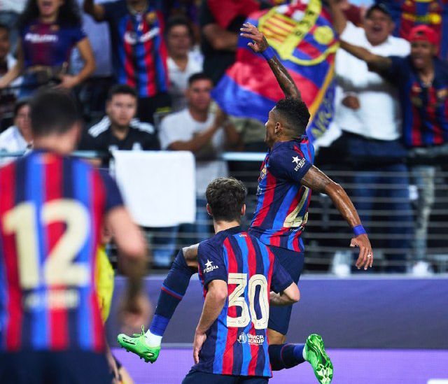 Raphinha comemorando gol pelo Barcelona