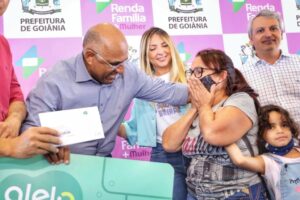 Prefeitura de Goiânia entrega 1,2 mil cartões do Renda Família + Mulher