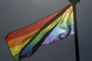 Dono de imóvel é condenado por rejeitar alugar flat para casal gay Homofobia ficou comprovada por mensagens enviadas pelo locador à corretora