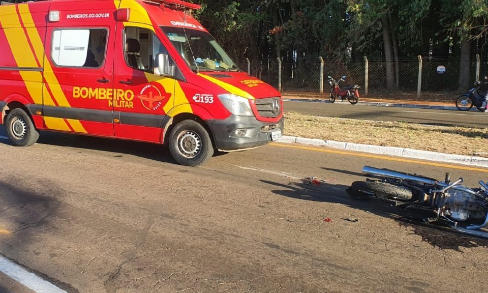 Jovem morre após colidir contra carreta e ser atropelado por outro veículo em Catalão
