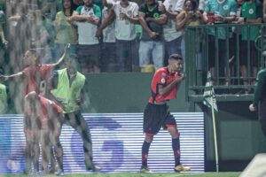 Jorginho comemorando gol marcado contra o Goiás