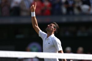 Djokovic comemora vitória nas semis de Wimbledon